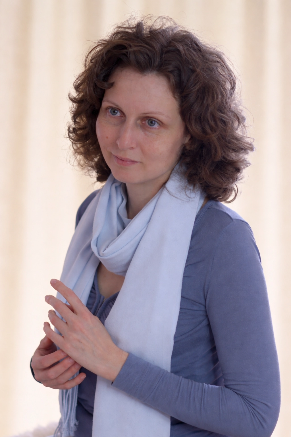 Lektorka EFT při ukázce techniky EFT – ťukání akupresurních bodů